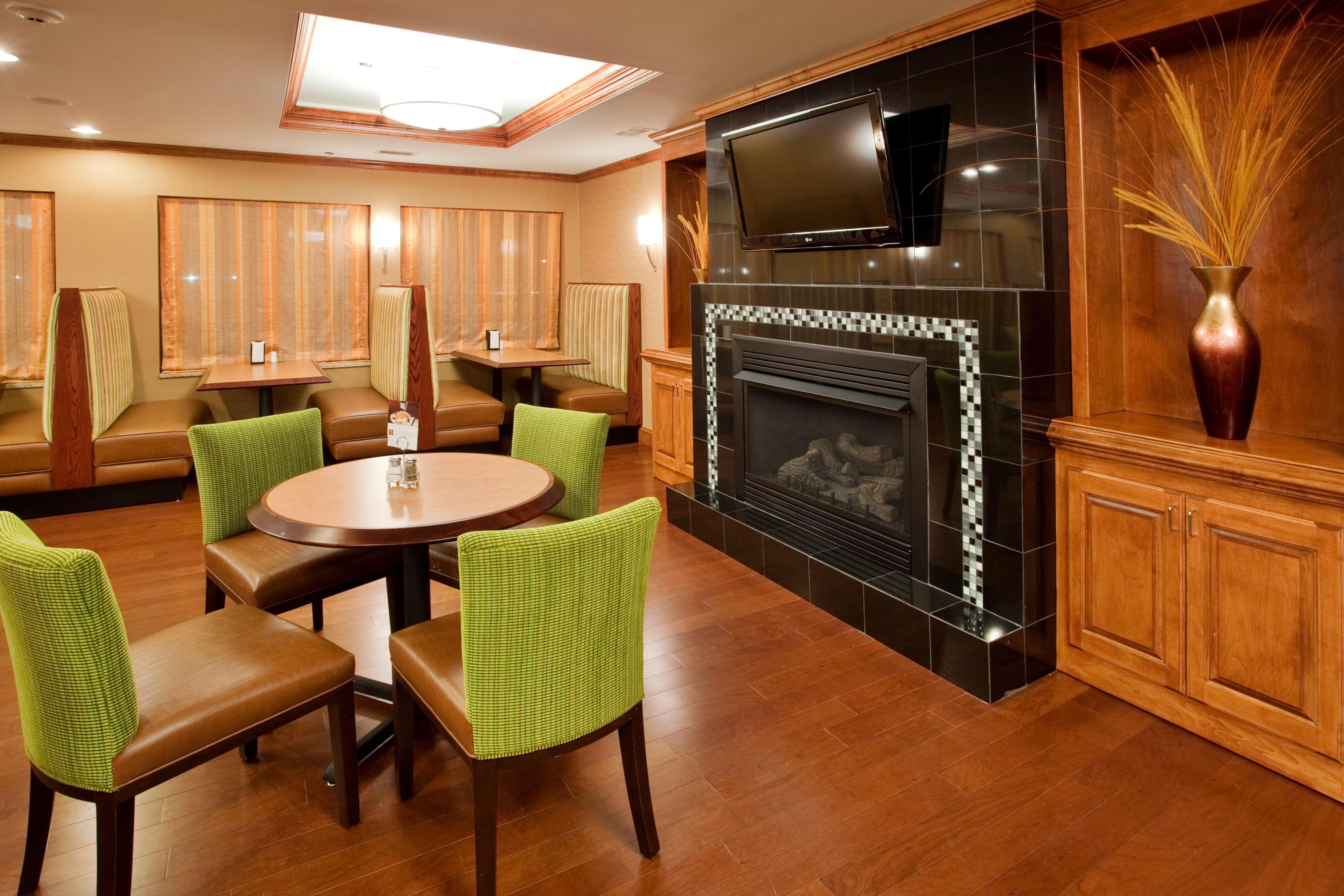 Holiday Inn Express Hotel & Suites Fredericksburg By Ihg Zewnętrze zdjęcie