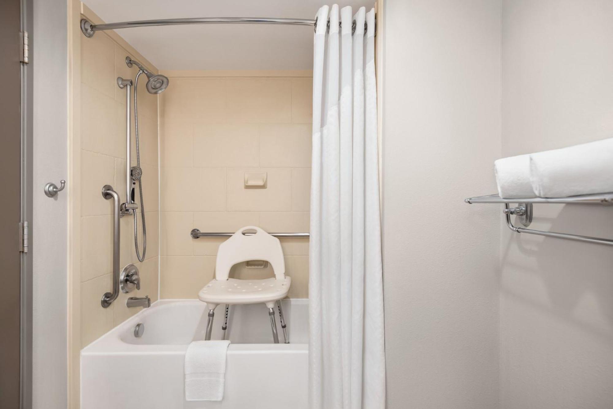 Holiday Inn Express Hotel & Suites Fredericksburg By Ihg Zewnętrze zdjęcie